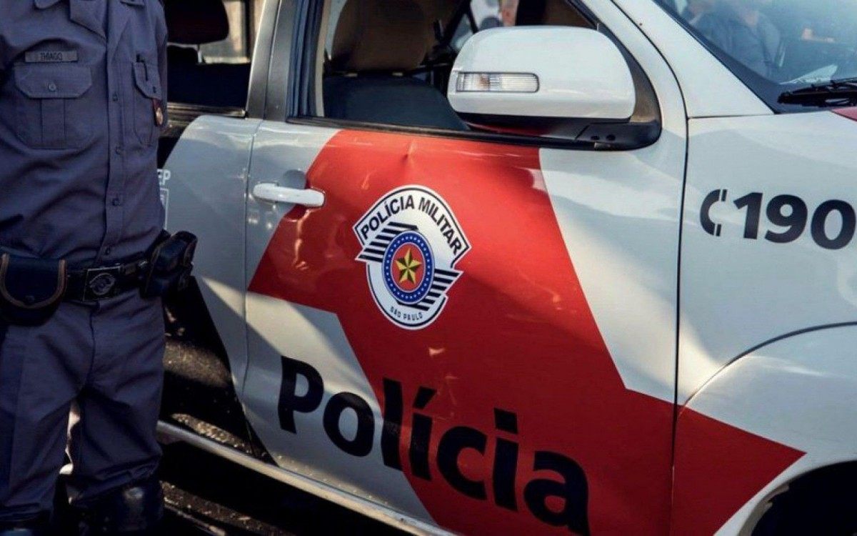 Mulher telefona para pol&iacute;cia, pede pizza e oficiais entendem pedido de ajuda
