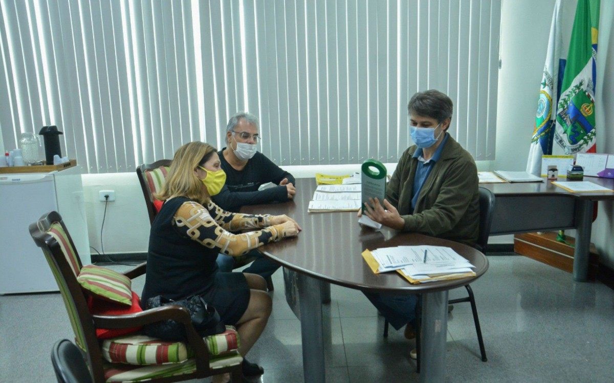 Prefeito recebe miniatura dos totens. Original terá 1,5m.