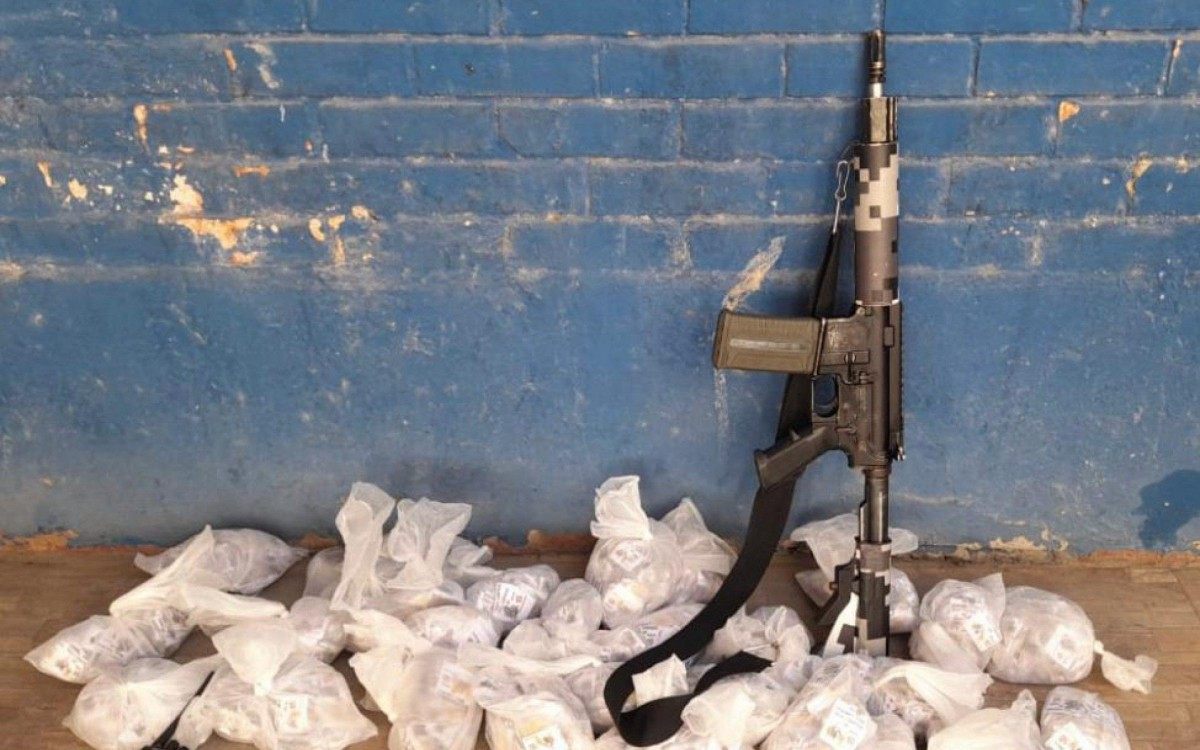 Pol&iacute;cia impede a&ccedil;&atilde;o do tr&aacute;fico em Duque de Caxias