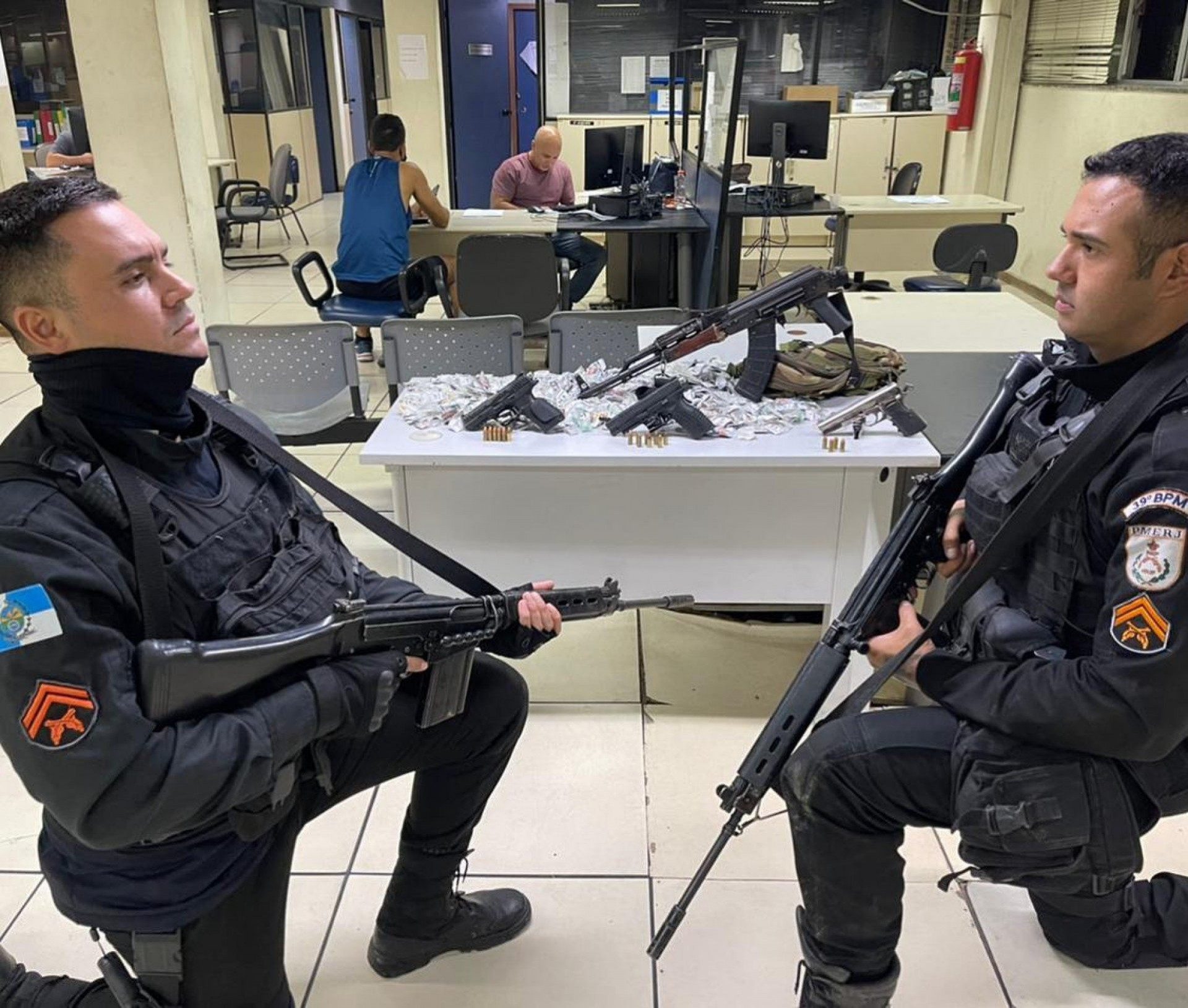 PM apreende um fuzil AK47, pistolas e drogas ap&oacute;s confronto em Belford Roxo