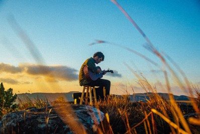 Bryan Behr vive romance 'Devagar' em clipe que finaliza EP 'Capítulo 1'