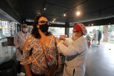 Niterói retoma vacinação contra covid-19 por idade