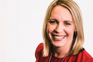 Investigação apura se morte de apresentadora tem relação com coágulo provocado por vacina