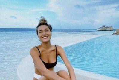 Fotos! De biquíni, Sasha Meneghel esbanja carisma em lua de mel