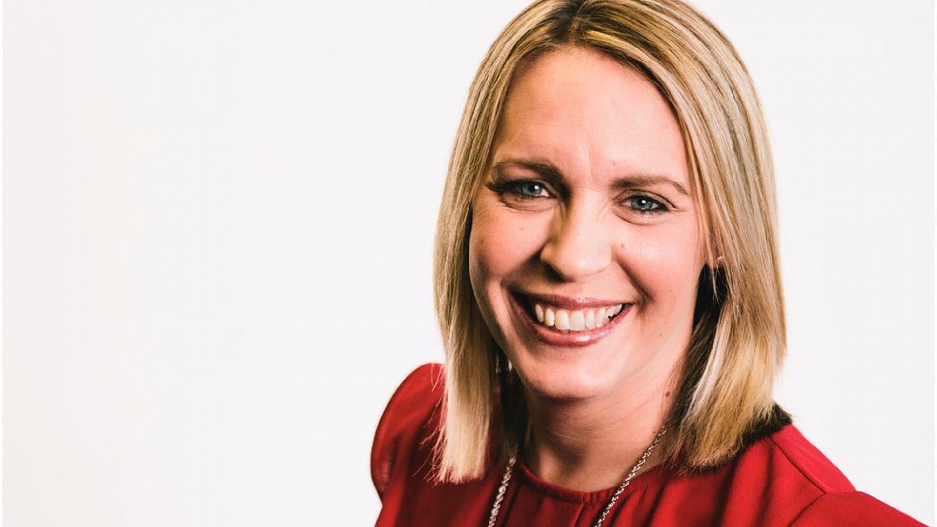 Investigação apura se morte de apresentadora tem relação com coágulo provocado por vacina