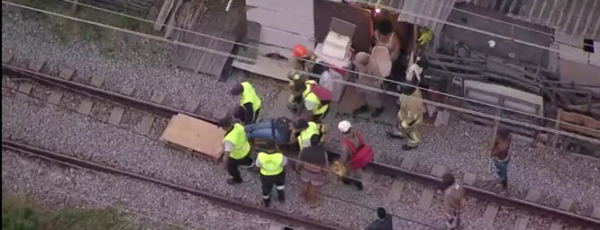 Princípio de incêndio em composição dos trens da Supervia paralisa circulação no ramal de Belford Roxo - Reprodução TV Globo