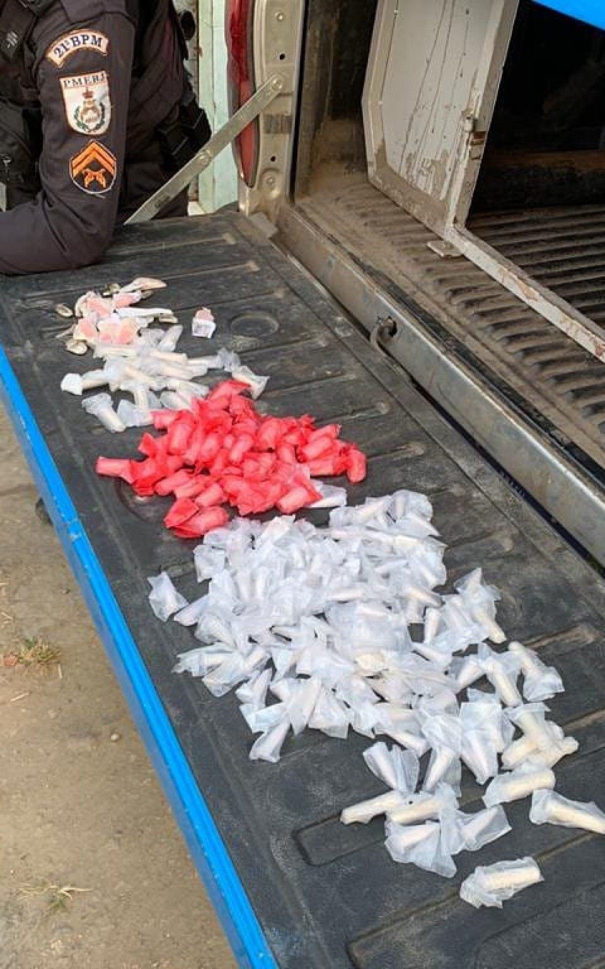 Vinte e cinco sacolés de maconha e 171 pinos de cocaína foram apreendidos pelo 21º BPM