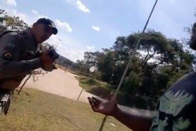 Vídeo: PM aponta arma e algema jovem negro que gravava manobras de bicicleta em Goiás