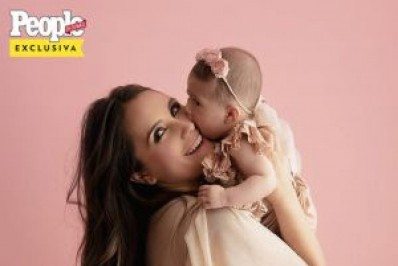 Dulce María estampa capa de revista com a filha e fala sobre cesárea humanizada: 'Adrenalina e muito nervosismo'