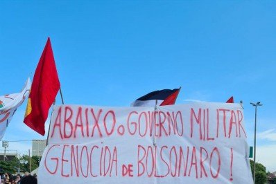 Usando máscaras, manifestantes protestam na Presidentes Vargas contra Bolsonaro