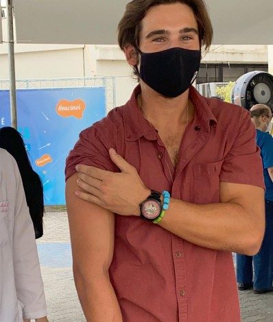 Nicolas Prattes toma a primeira dose da vacina - Reprodução de internet