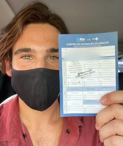 Nicolas Prattes toma a primeira dose da vacina - Reprodução de internet