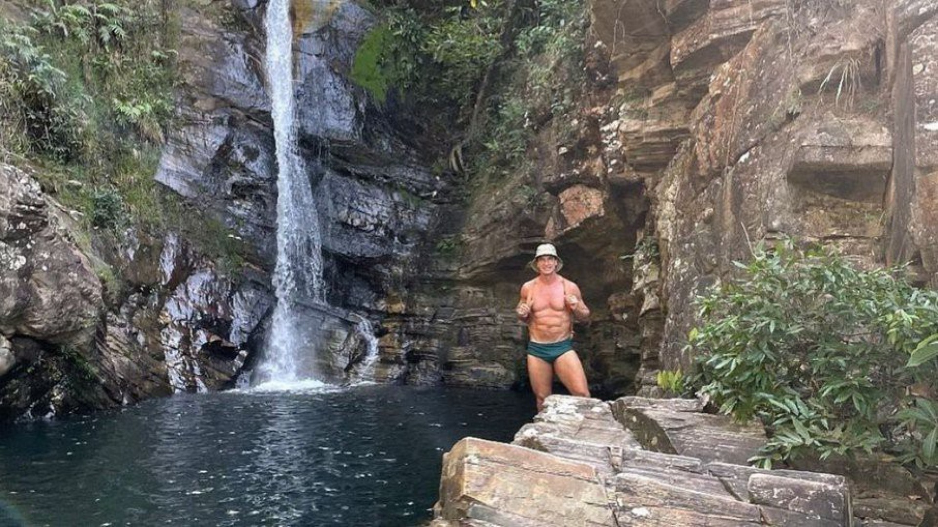 Aos 62 anos, Victor Fasano mostra corpo sarado em cachoeira - Divulgação