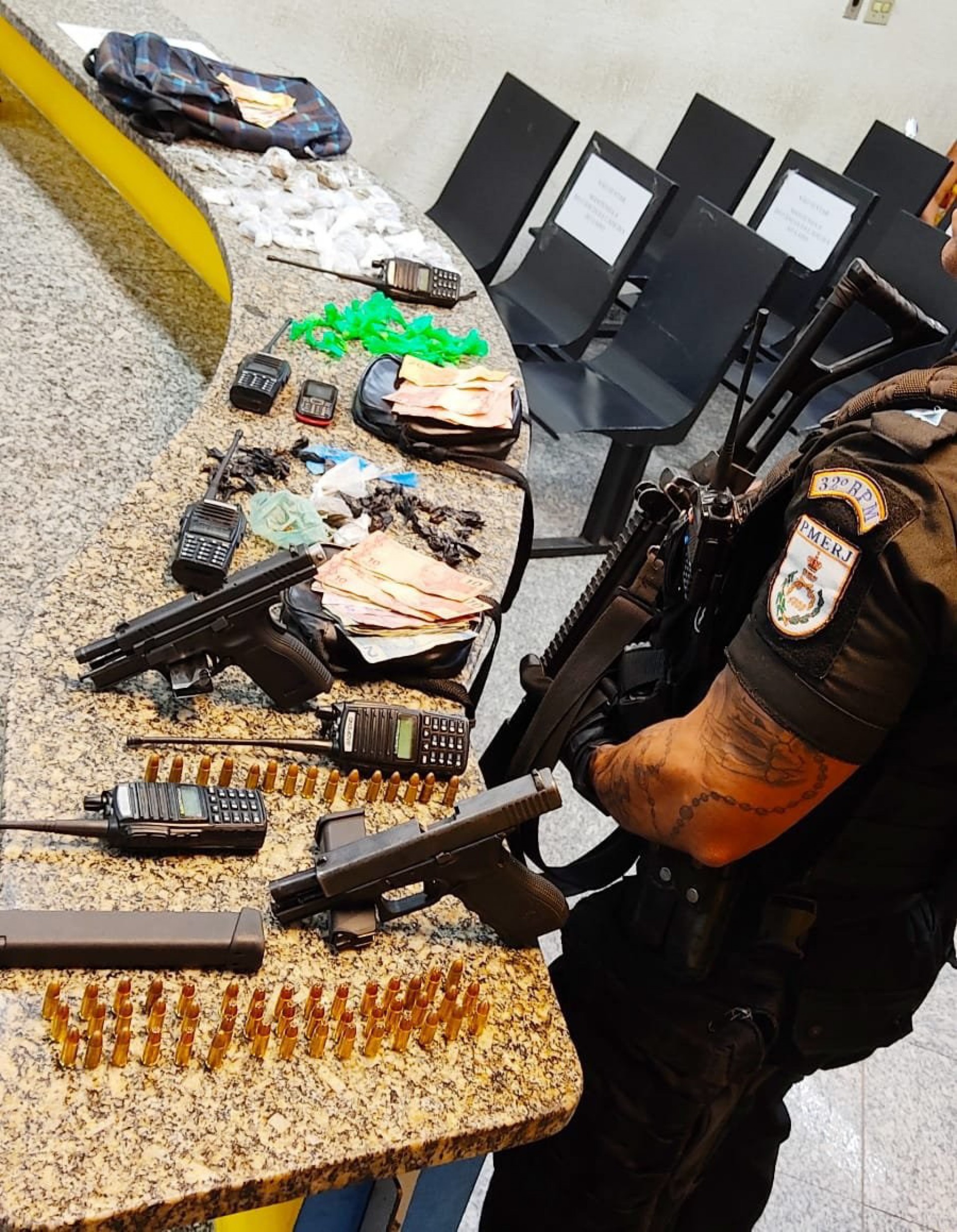 Cinco suspeitos s&atilde;o presos por tr&aacute;fico de drogas na Nova Holanda, em Maca&eacute;