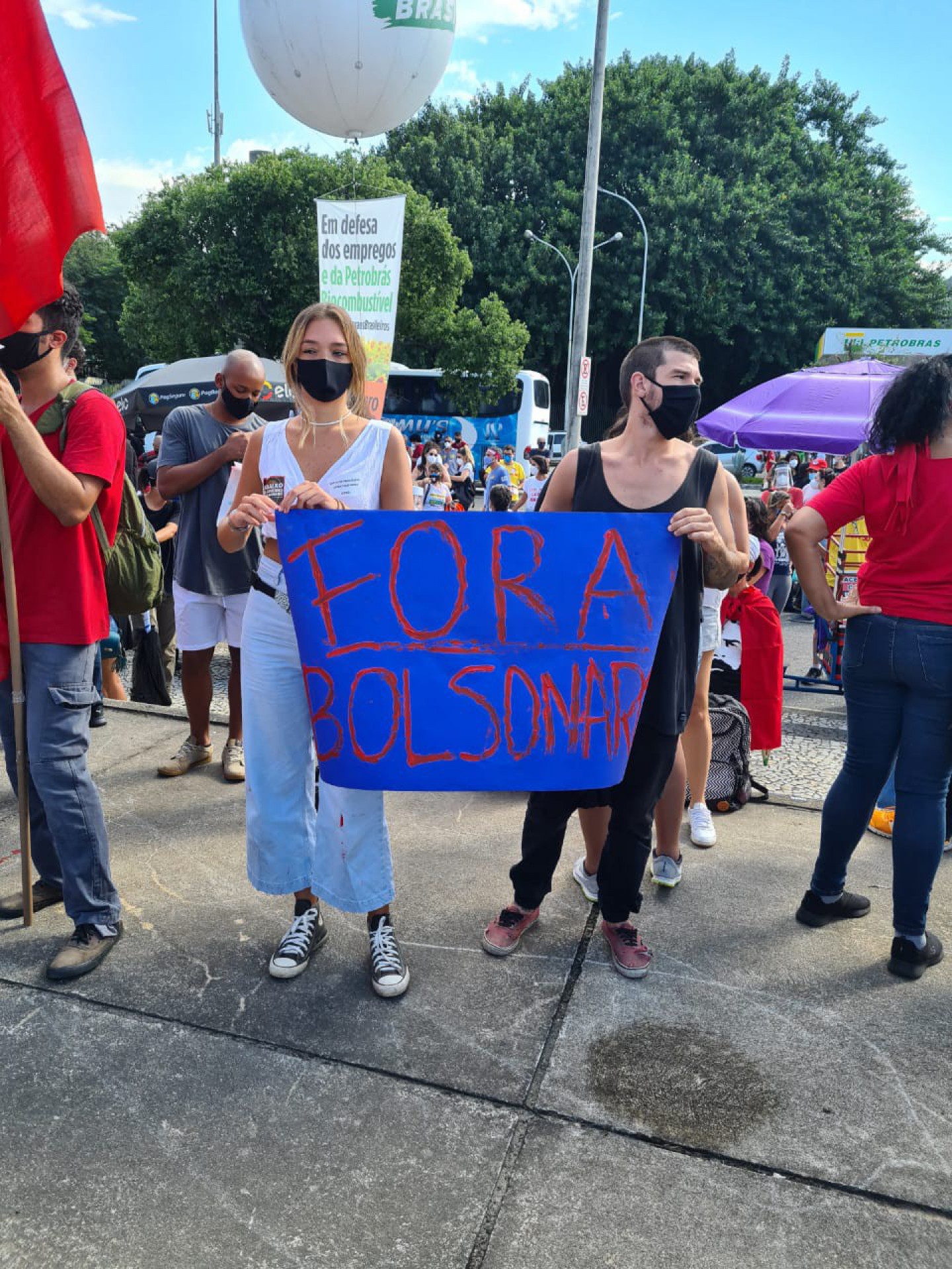 Manifestação contra o presidente Jair Bolsonaro reúne dezenas de pessoas no Centro do Rio - Aline Cavalcante