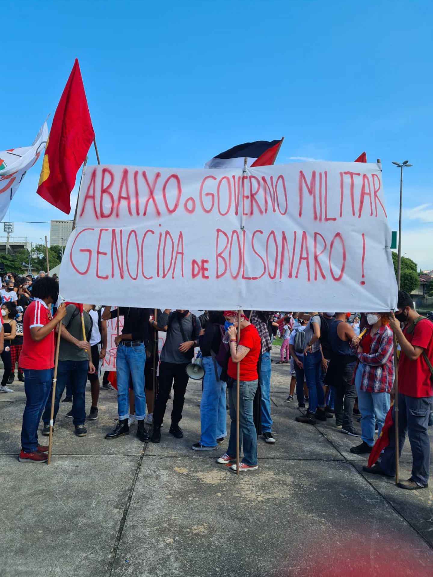 Manifestação contra o presidente Jair Bolsonaro reúne dezenas de pessoas no Centro do Rio - Aline Cavalcante