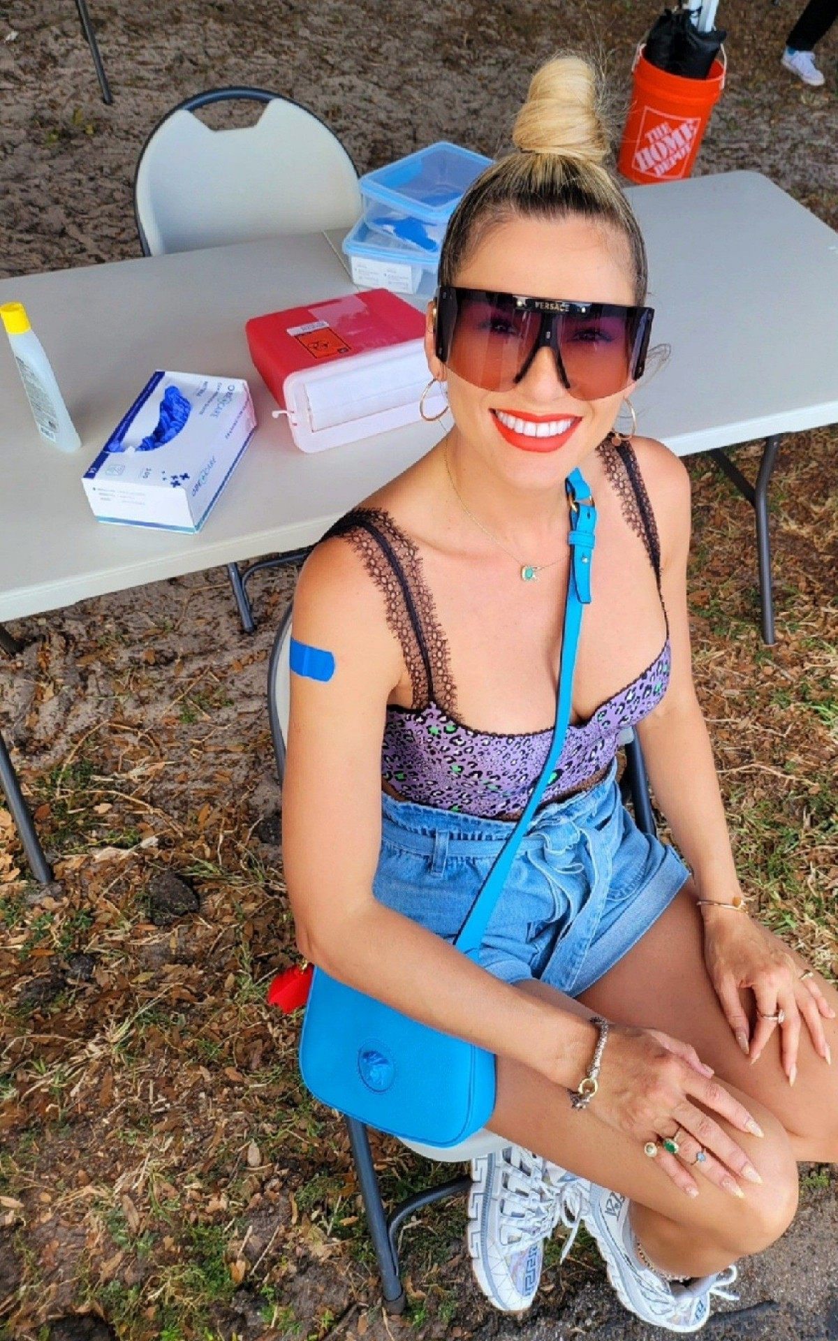 Lívia Andrade se vacina nos EUA - Reprodução de internet