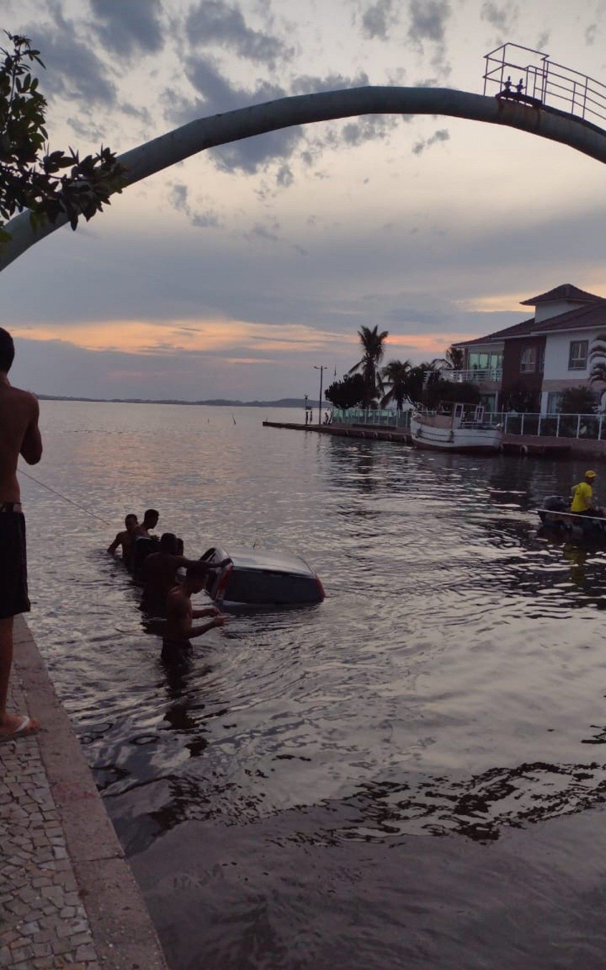 Ao fazer a curva, motorista inexperiente perdeu controle