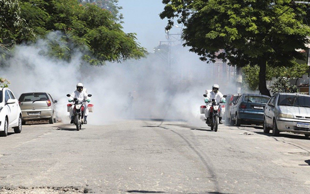 Ve&iacute;culos pulverizam quatern&aacute;rio de am&ocirc;nio de quinta gera&ccedil;&atilde;o - o mesmo usado com &ecirc;xito na China - com fun&ccedil;&atilde;o desinfetante contra fungos, bact&eacute;rias e v&iacute;rus