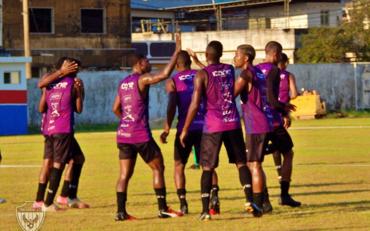 Jogadores comemoram um dos gols na goleada de 7 a 0
