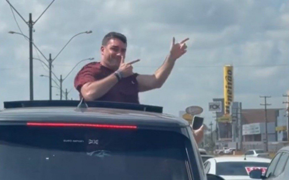 Flávio Bolsonaro faz 'arminha' e provoca manifestantes pró-impeachment; assista
