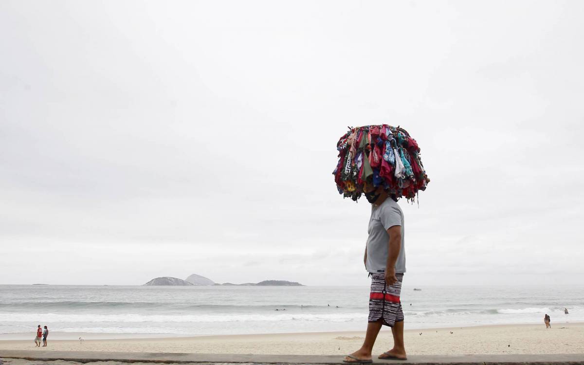 Rio de Janeiro 30/05/2021 - Movimenta&ccedil;&atilde;o na praia do Arpoador. Na foto acima o vendendor ambulante Genivaldo SIlva. Foto: Luciano Belford/Agencia O Dia