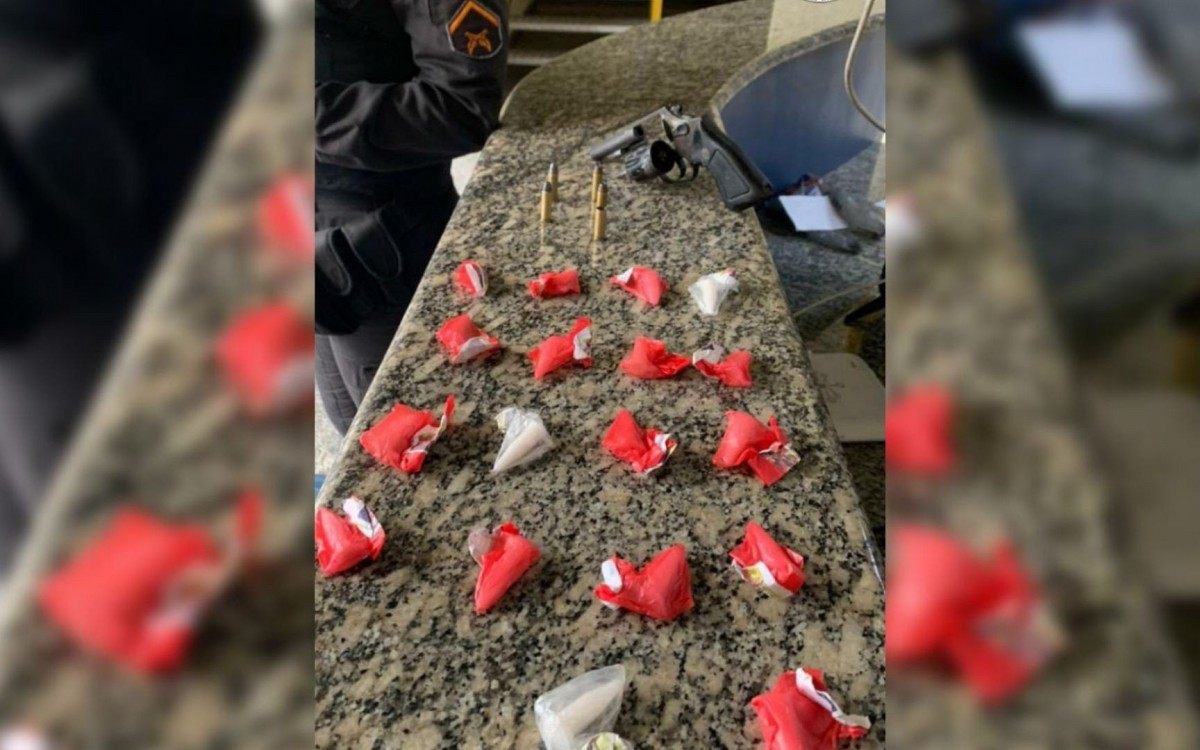 Com o suspeito foi apreendido um rev&oacute;lver, muni&ccedil;&otilde;es e drogas