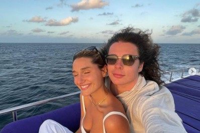 Sasha e João curtem passeio de barco em lua de mel nas Maldivas