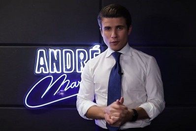 Com imitações de políticos, André Marinho faz o público refletir