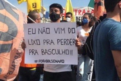 Frases de Gil do Vigor aparecem em cartazes durante manifestações contra Bolsonaro