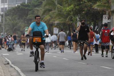 Mesmo com céu nublado, cariocas enchem a orla e as areias das praias do Rio