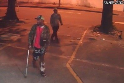 Homem de muleta furta bicicletas em prédio na Tijuca