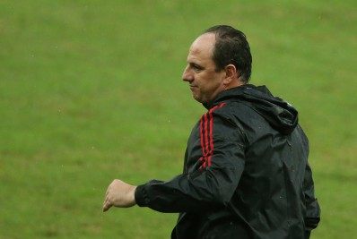 Rogério Ceni critica gramado do Maracanã: 'Deu uma piorada grande'; Flamengo quer levar jogos para Brasília