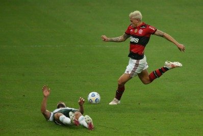 Em jogo com grandes emoções, Flamengo bate o Palmeiras na estreia do Brasileirão