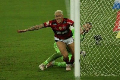 Em jogo com grandes emoções, Flamengo bate o Palmeiras na estreia do Brasileirão
