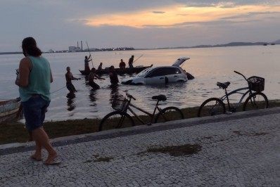 Motorista perde controle e carro cai dentro do canal em Cabo Frio 
