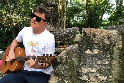 Autor e cantor do 'hino da pandemia' faz live com Raul Gil e reality gospel