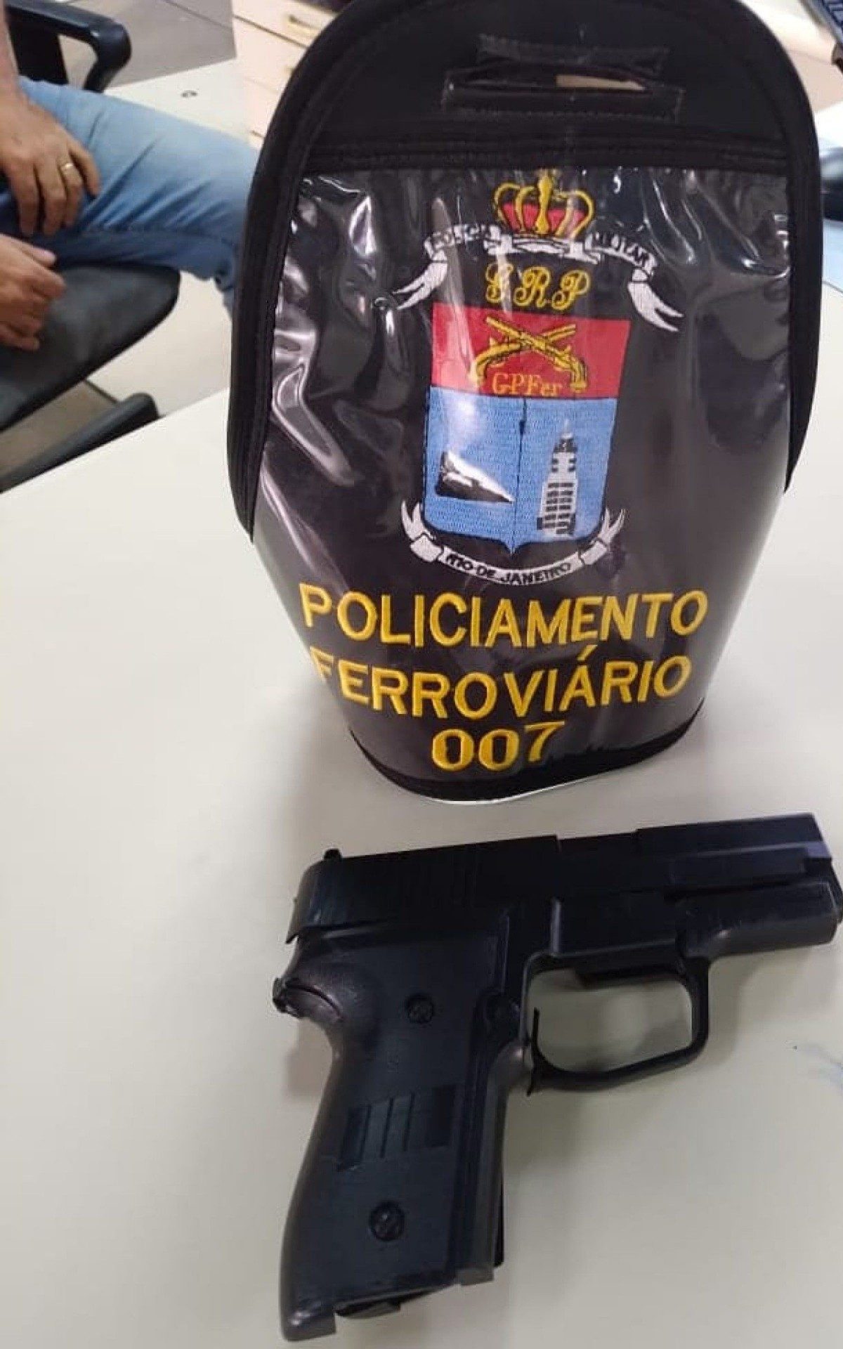 Policiais ferroviários apreenderam uma réplica de pistola com o criminoso 