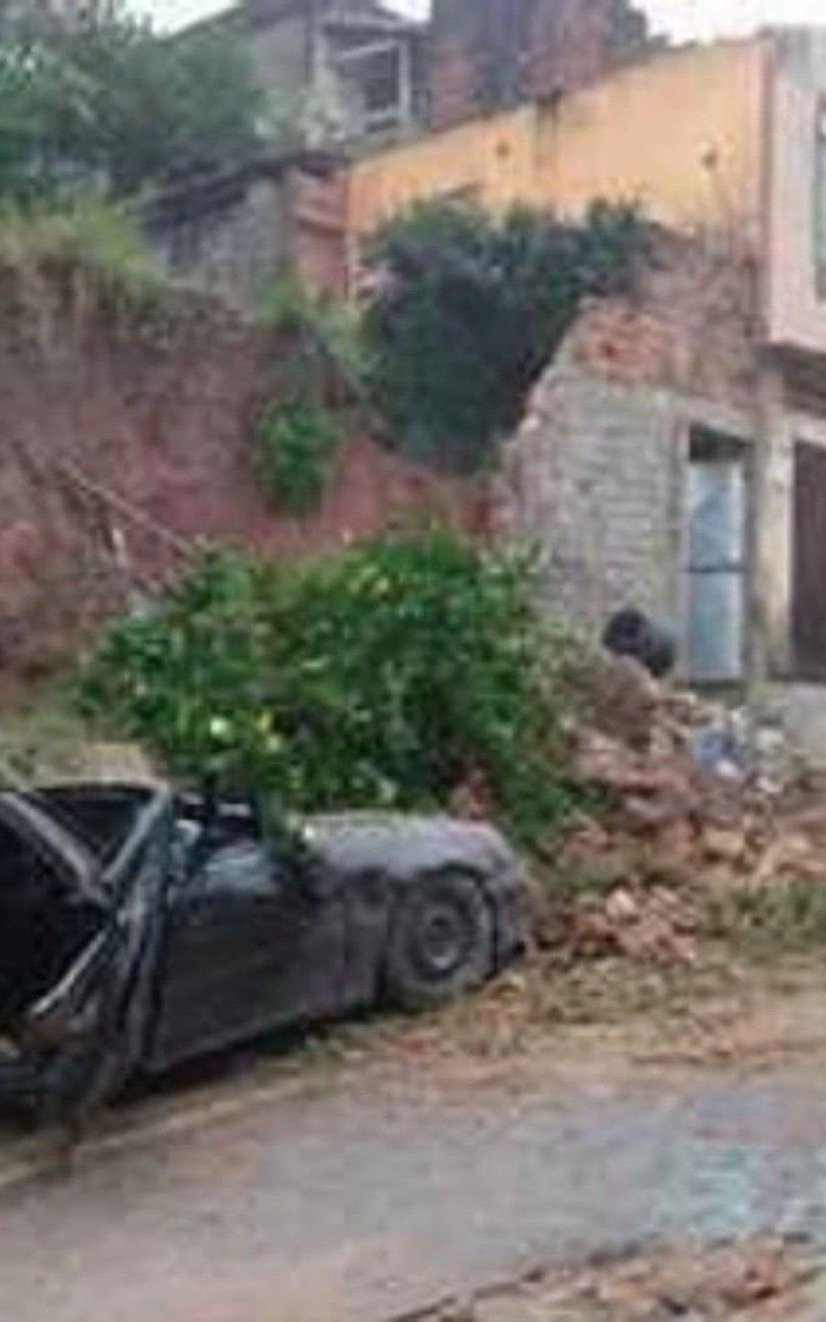 Muro cai em cima de carro com fam&iacute;lia, em S&atilde;o Gon&ccedil;alo