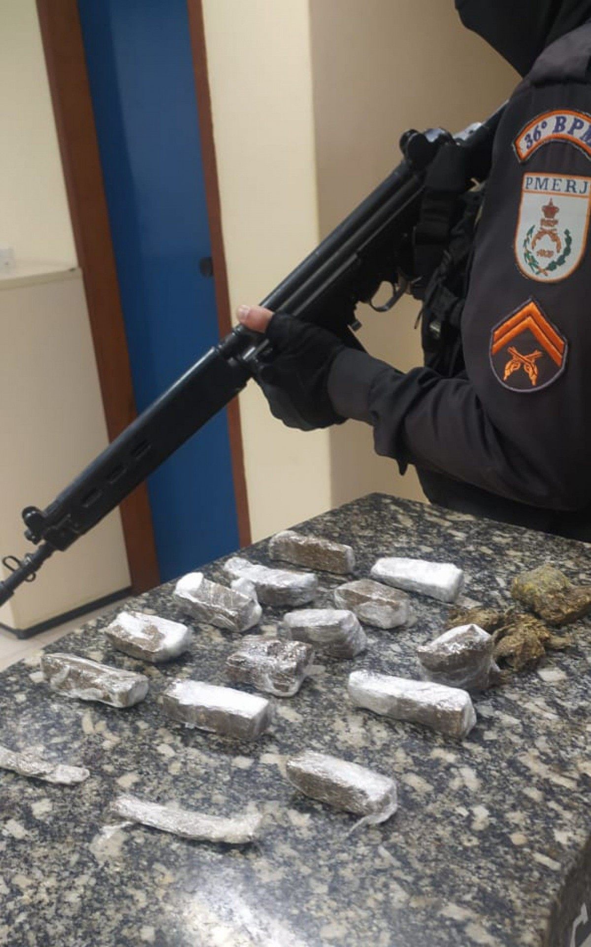 Apreensão de maconha com um suspeito.