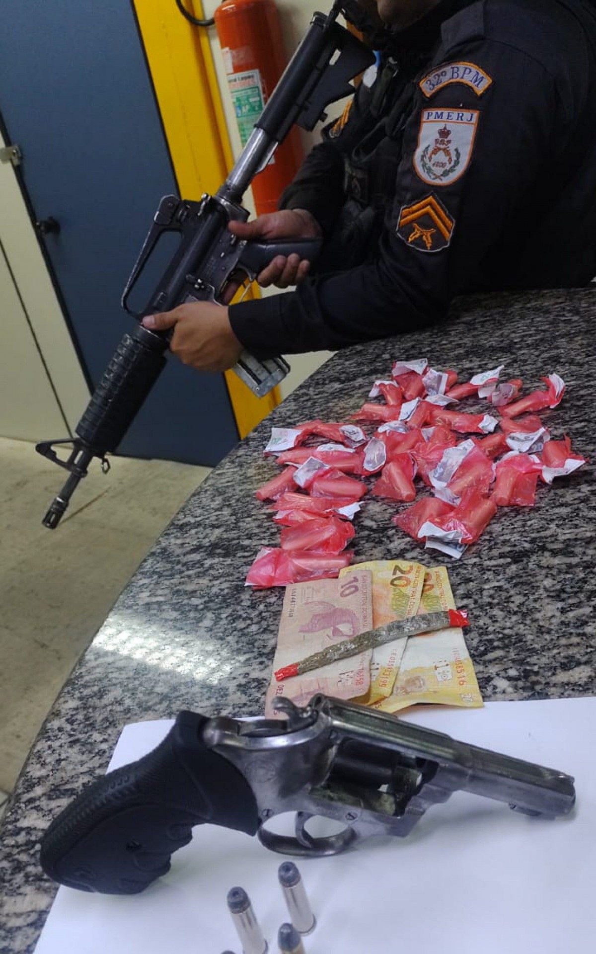 Na a&ccedil;&atilde;o foram apreendidos: 31 pinos de coca&iacute;na, um tablete de maconha, R$ 50 em esp&eacute;cie, dois aparelhos celulares, um rev&oacute;lver calibre 38 e cinco muni&ccedil;&otilde;es.