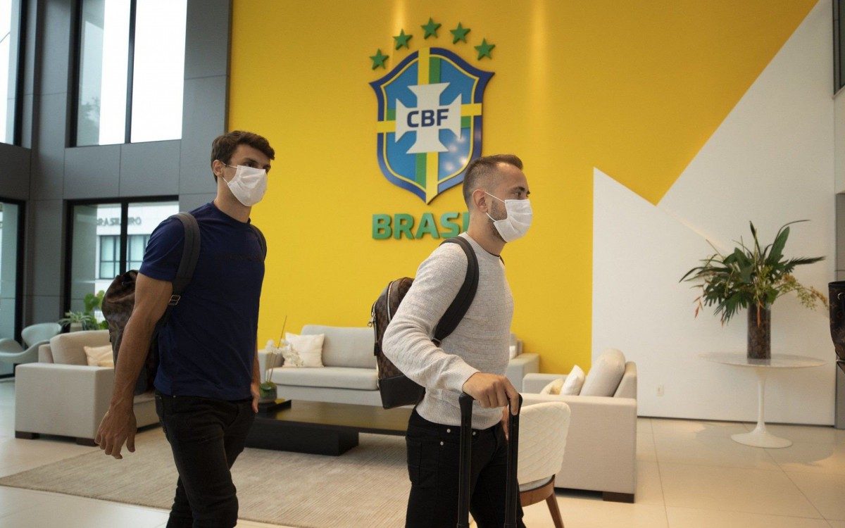 Rodrigo Caio e Everton Ribeiro se apresentam &agrave; Sele&ccedil;&atilde;o na Granja Comary