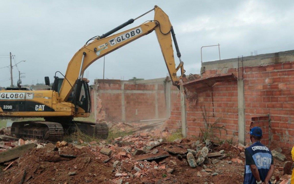 Prefeitura demoliu imóveis construídos ilegalmente em terreno público de Santa Cruz