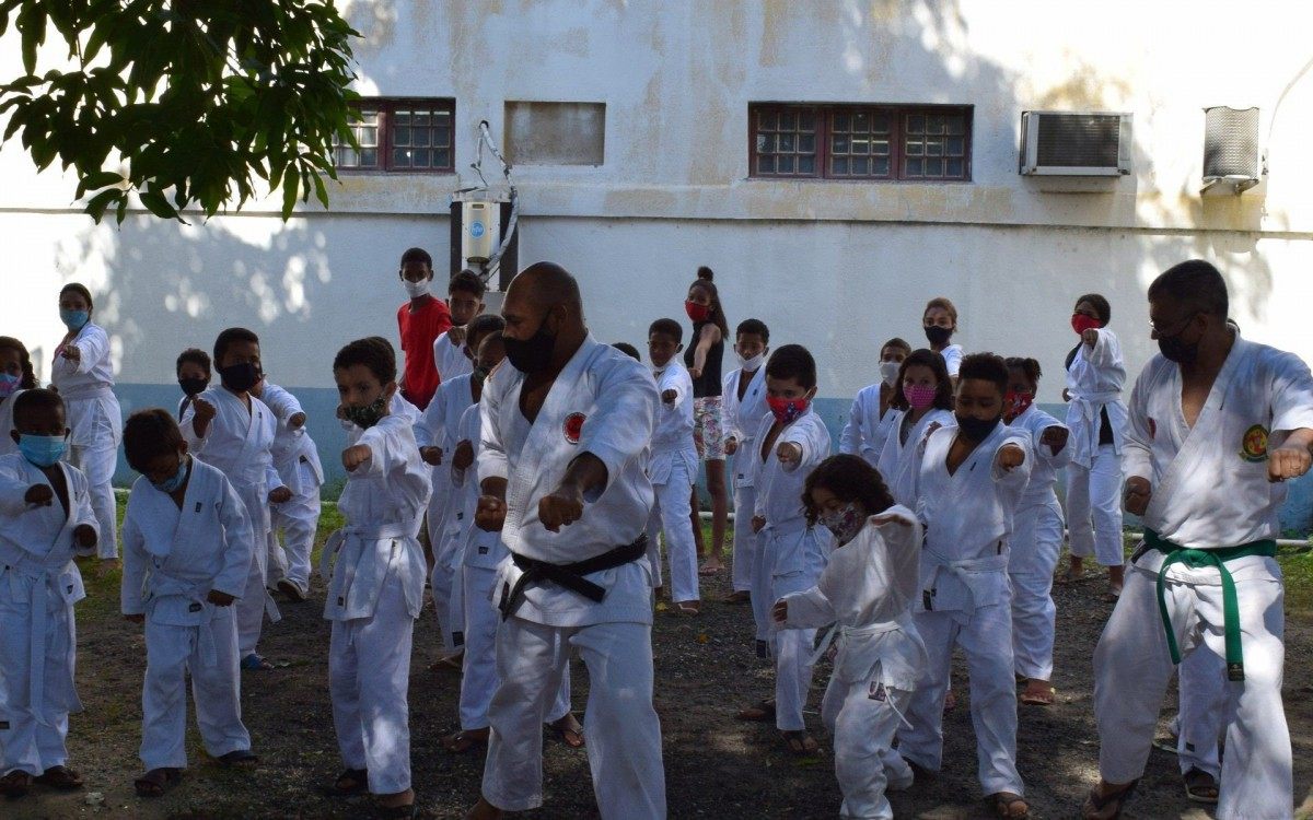 Tanguá oferece aulas de karatê para 50 crianças e adolescentes