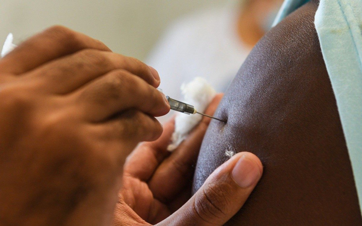 Tamb&eacute;m ser&aacute; iniciada na vacina&ccedil;&atilde;o de pessoas com obesidade e pacientes bari&aacute;tricos. 