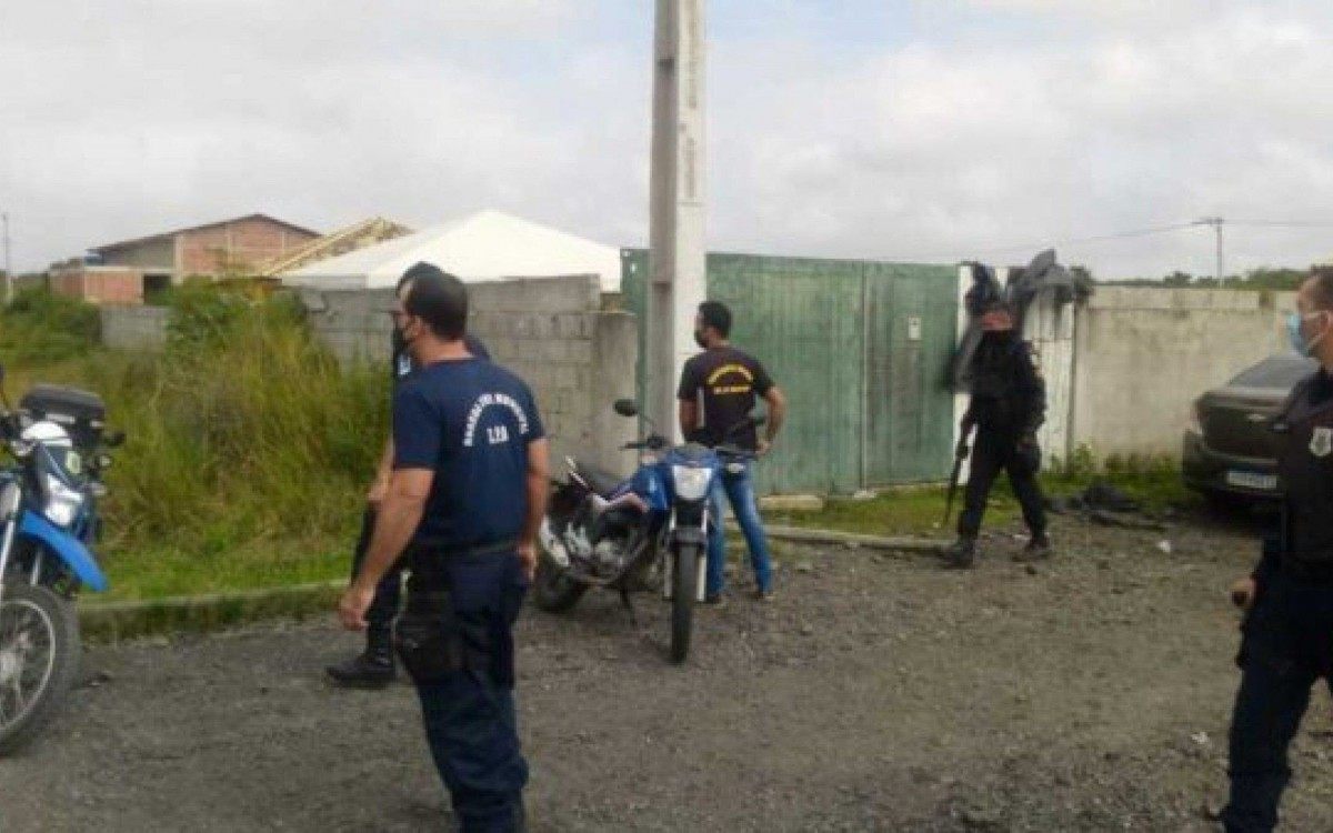  No s&aacute;bado (29), um evento ilegal que promovia aglomera&ccedil;&atilde;o, com cerca de 40 pessoas, a maioria com jovens menores de idade, foi interrompido no bairro Vinhateiro.