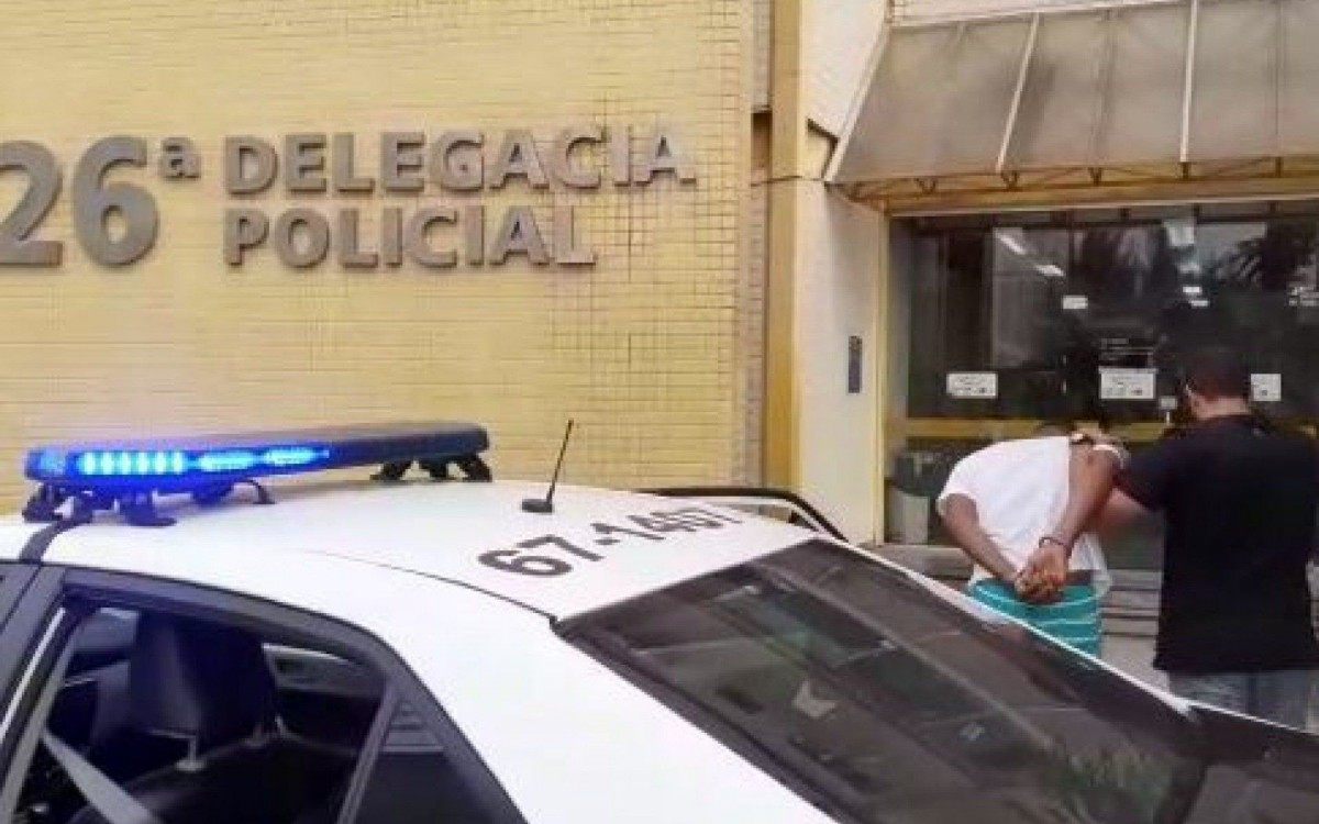 Contra o criminoso havia tr&ecirc;s mandados de pris&atilde;o em aberto, pelos crimes de roubo, associa&ccedil;&atilde;o ao tr&aacute;fico, recepta&ccedil;&atilde;o e forma&ccedil;&atilde;o de quadrilha.