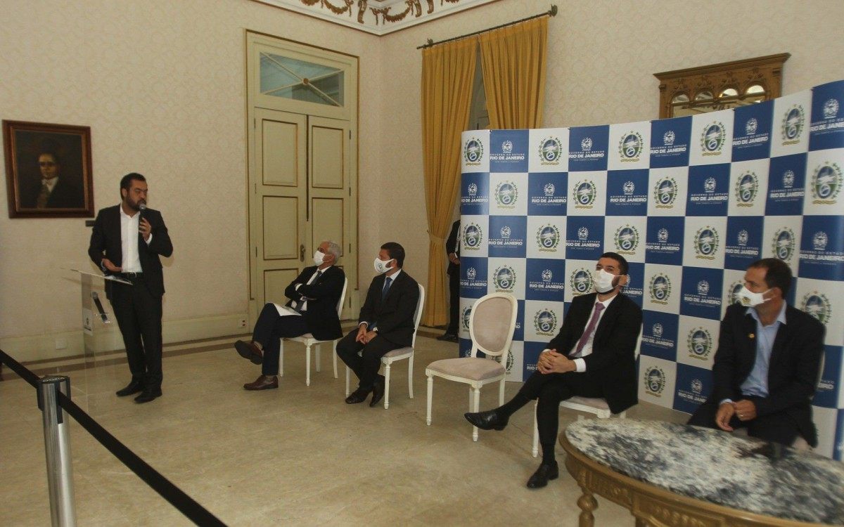 Lan&ccedil;amento no pal&aacute;cio Guanabara,do programa  " +Alfabetizado. Na foto, o Governador Claudio Castro.