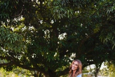 Nicole Bahls perde tempo regando planta de plástico