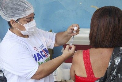 Professores, guardas, veterinários e estagiários de hospitais são vacinados